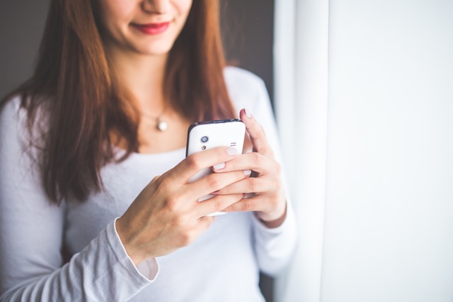 5_newsmag_l_fwoman-smartphone-girl-technology